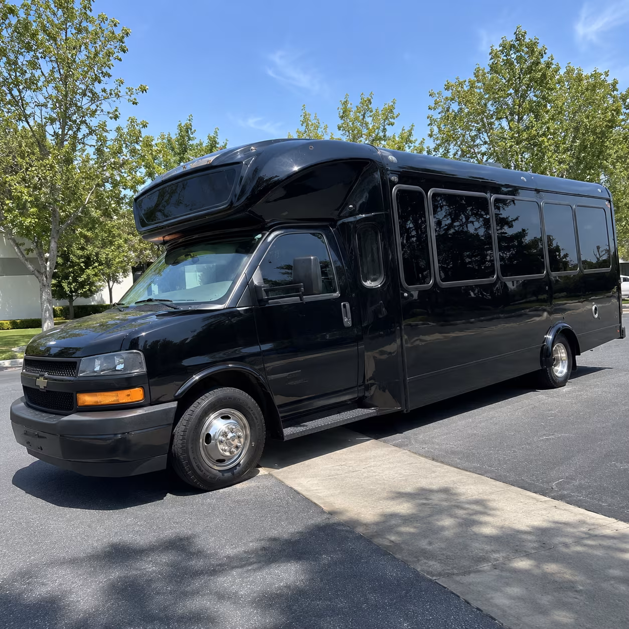 meriden 15 passenger party bus